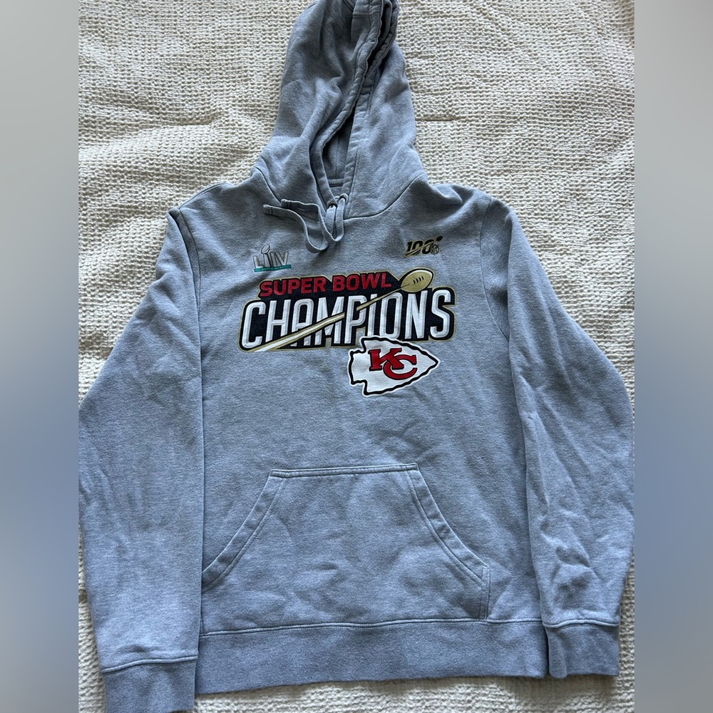 Women’s medium chiefs hoodie